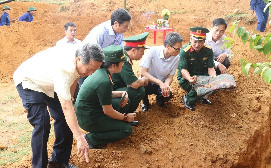 Phó Thủ tướng Vũ Đức Đam dâng hương, tưởng niệm các anh hùng liệt sĩ tại Quảng Trị  ảnh 4