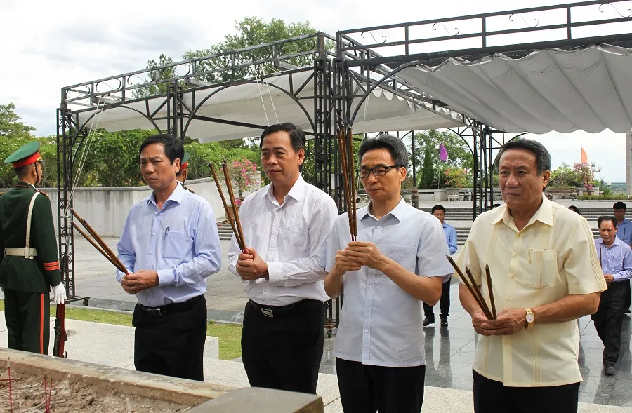 Phó Thủ tướng Vũ Đức Đam dâng hương, tưởng niệm các anh hùng liệt sĩ tại Quảng Trị  ảnh 2