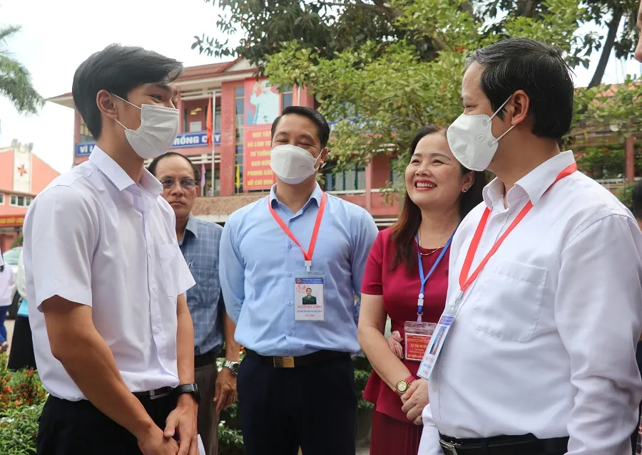 Bộ trưởng Bộ GD-ĐT kiểm tra công tác thi tốt nghiệp THPT 2022 tại Quảng Trị ảnh 1