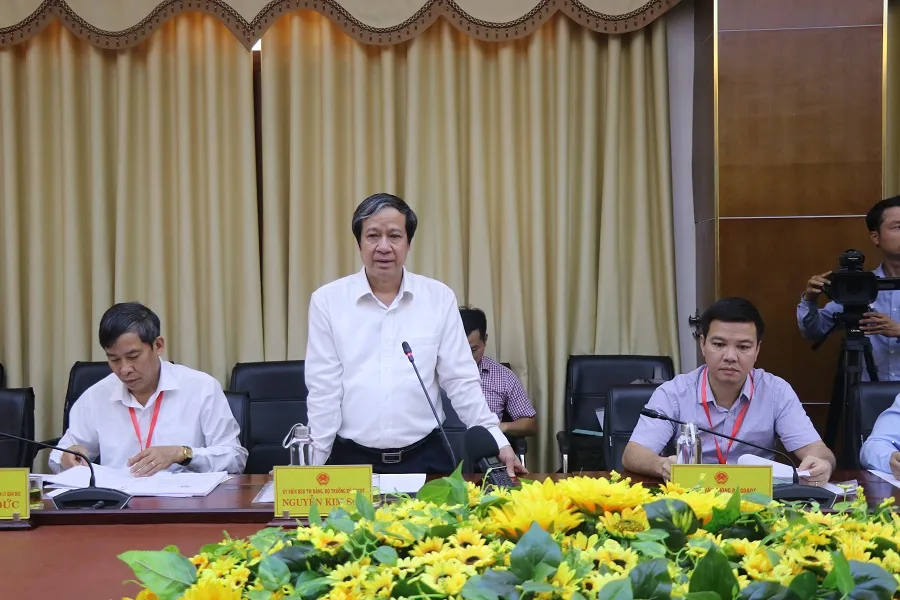 Bộ trưởng Bộ GD-ĐT kiểm tra công tác thi tốt nghiệp THPT 2022 tại Quảng Trị ảnh 2