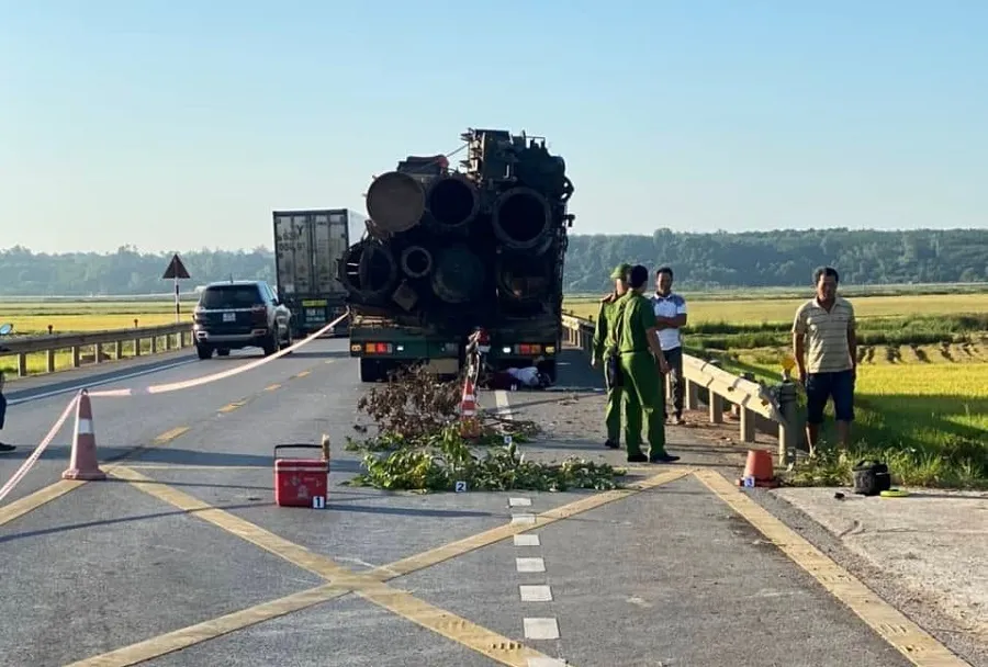 Quảng Trị: Va chạm với xe đầu kéo, 2 vợ chồng tử vong ảnh 1