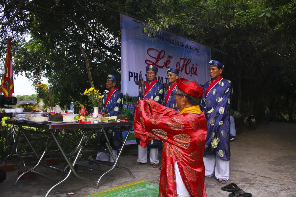 Hàng trăm người bì bõm lội bùn bắt cá ngày hội “phá trằm” ảnh 2