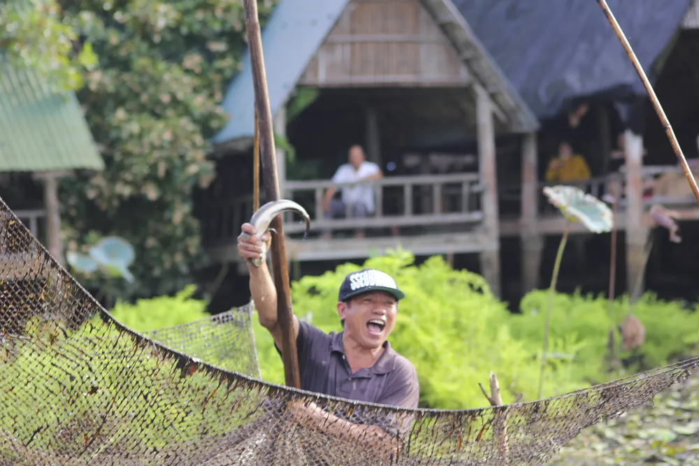 Hàng trăm người bì bõm lội bùn bắt cá ngày hội “phá trằm” ảnh 6