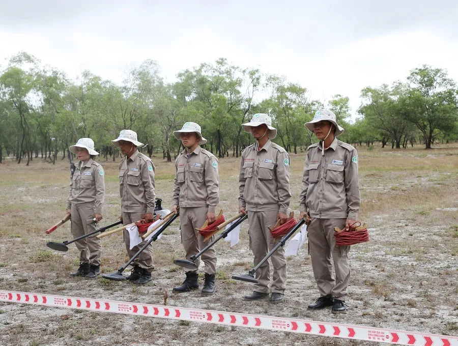 Thứ trưởng Bộ Ngoại giao Hoa Kỳ thăm hiện trường xử lý bom mìn tại Quảng Trị ảnh 3 Thứ trưởng Bộ Ngoại giao Hoa Kỳ thăm hiện trường xử lý bom mìn tại Quảng Trị ảnh 3