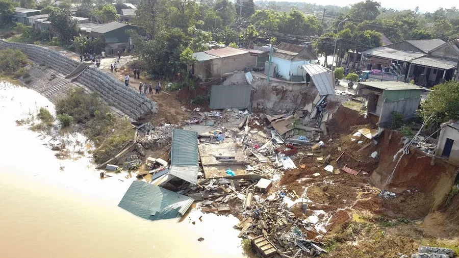 Hiện trường vụ sạt lở khiến 3 nhà đổ sập, 1 người tử vong ảnh 5