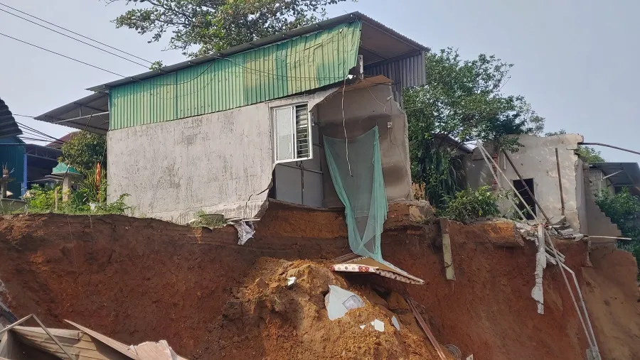 Hiện trường vụ sạt lở khiến 3 nhà đổ sập, 1 người tử vong ảnh 7
