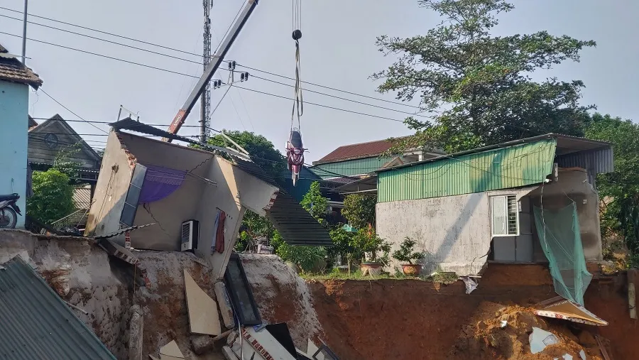 Hiện trường vụ sạt lở khiến 3 nhà đổ sập, 1 người tử vong ảnh 8