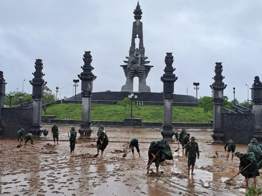 Quảng Trị: Huy động lực lượng dọn bùn sau khi nước lũ rút ở di tích quốc gia đặc biệt ảnh 3 Quảng Trị: Huy động lực lượng dọn bùn sau khi nước lũ rút ở di tích quốc gia đặc biệt ảnh 3