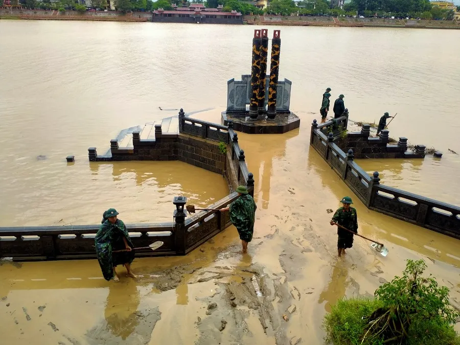 Quảng Trị: Huy động lực lượng dọn bùn sau khi nước lũ rút ở di tích quốc gia đặc biệt ảnh 4 Quảng Trị: Huy động lực lượng dọn bùn sau khi nước lũ rút ở di tích quốc gia đặc biệt ảnh 4