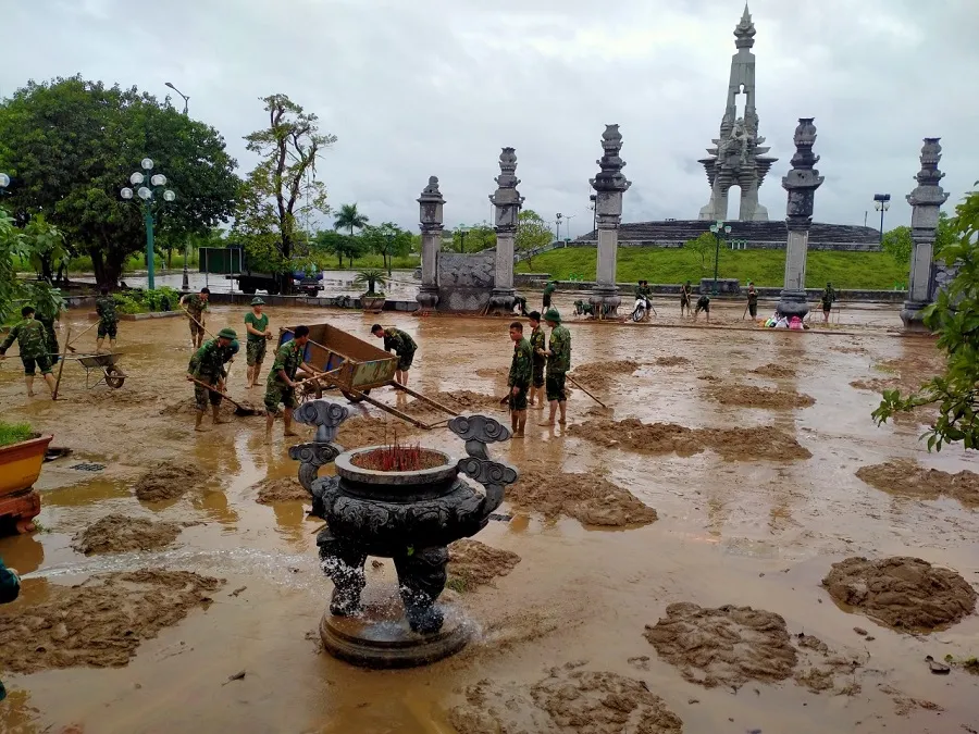 Quảng Trị: Huy động lực lượng dọn bùn sau khi nước lũ rút ở di tích quốc gia đặc biệt ảnh 2 Quảng Trị: Huy động lực lượng dọn bùn sau khi nước lũ rút ở di tích quốc gia đặc biệt ảnh 2