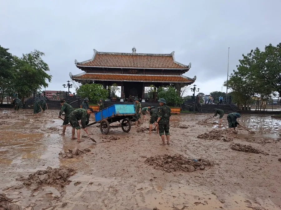 Quảng Trị: Huy động lực lượng dọn bùn sau khi nước lũ rút ở di tích quốc gia đặc biệt ảnh 1 Quảng Trị: Huy động lực lượng dọn bùn sau khi nước lũ rút ở di tích quốc gia đặc biệt ảnh 1