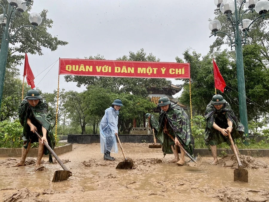 Trung đoàn Bộ Binh 842 và Trung tâm VHTT-TDTT thị xã Quảng Trị nạo vét bùn đất tại Đài tưởng niệm các anh hùng liệt sĩ bờ Bắc sông Thạch Hãn