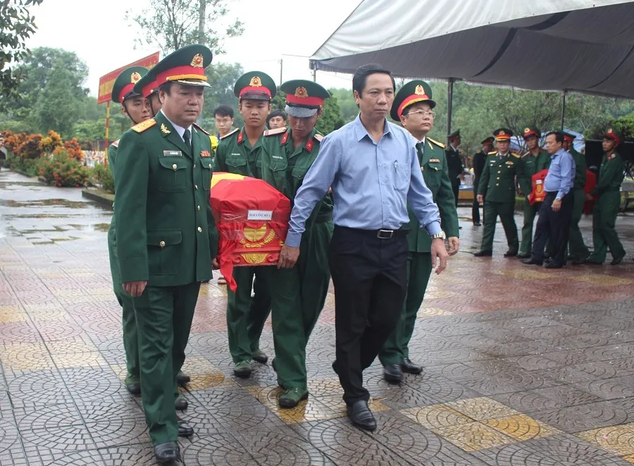 Truy điệu và an táng 8 hài cốt liệt sĩ được quy tập tại thôn Bản Chùa  ảnh 2