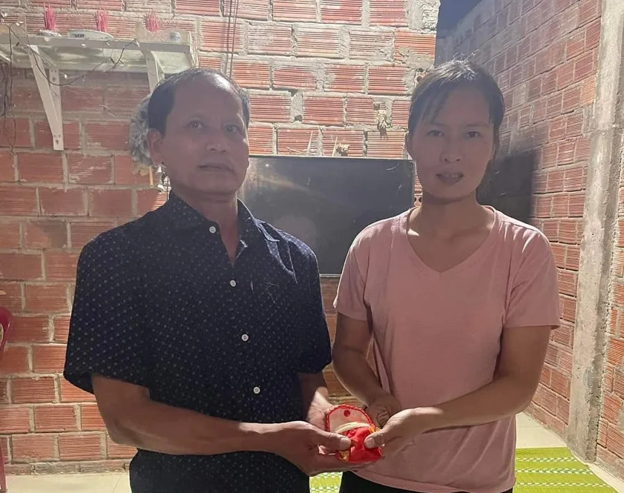 Nhặt được túi vàng bên đường, người phụ nữ tìm người trả lại ảnh 1