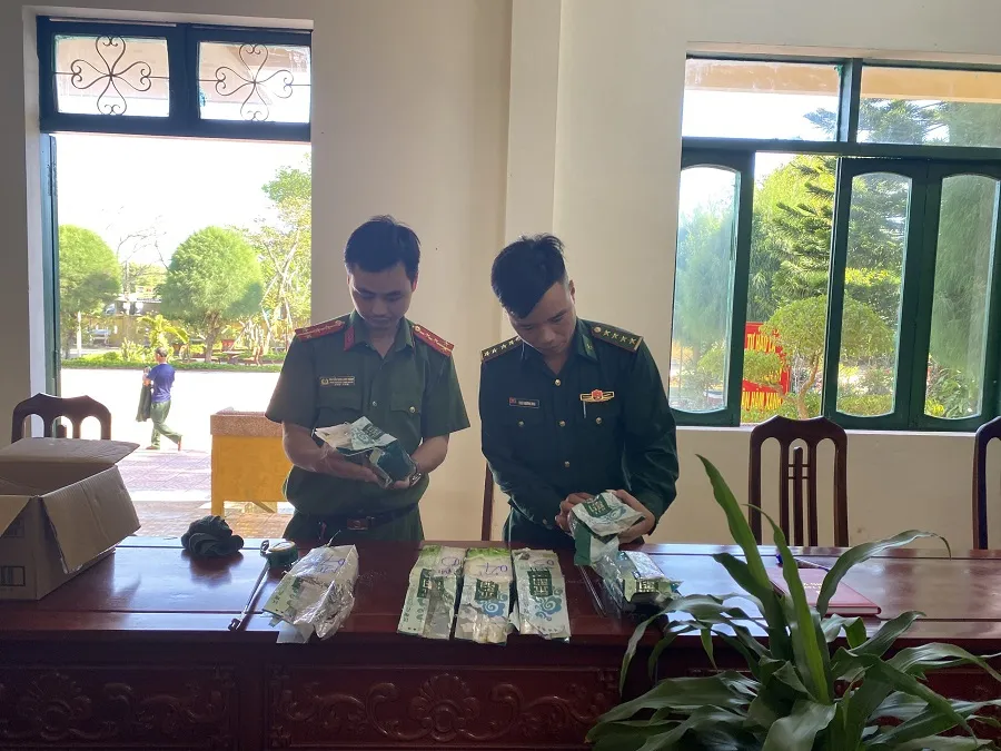 Ngư dân Quảng Trị phát hiện bao tải nghi chứa ma túy trôi dạt trên biển  ảnh 1