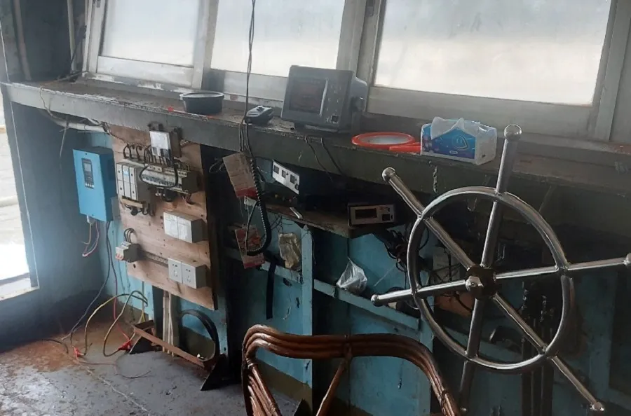 Bên trong tàu sắt không có người trôi dạt bờ biển Quảng Trị ảnh 6