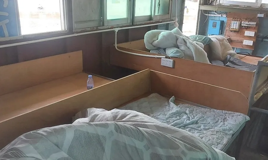 Bên trong tàu sắt không có người trôi dạt bờ biển Quảng Trị ảnh 7