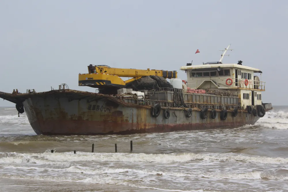 Bên trong tàu sắt không có người trôi dạt bờ biển Quảng Trị ảnh 1