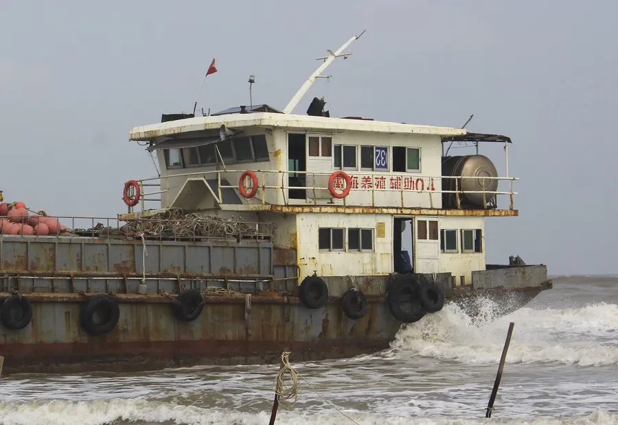 Bên trong tàu sắt không có người trôi dạt bờ biển Quảng Trị ảnh 2