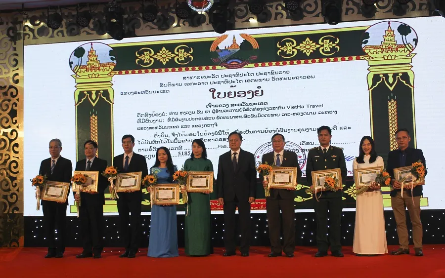 Khen thưởng cho các tập thể, cá nhân đã có thành tích góp phần vun đắp mối quan hệ hữu nghị giữa 3 tỉnh Quảng Trị, Savannakhet, Salavan (Lào).