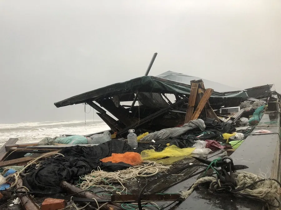 Phía trên con thuyền gỗ trôi dạt vào bờ biển Quảng Trị Phía trên con thuyền gỗ trôi dạt vào bờ biển Quảng Trị