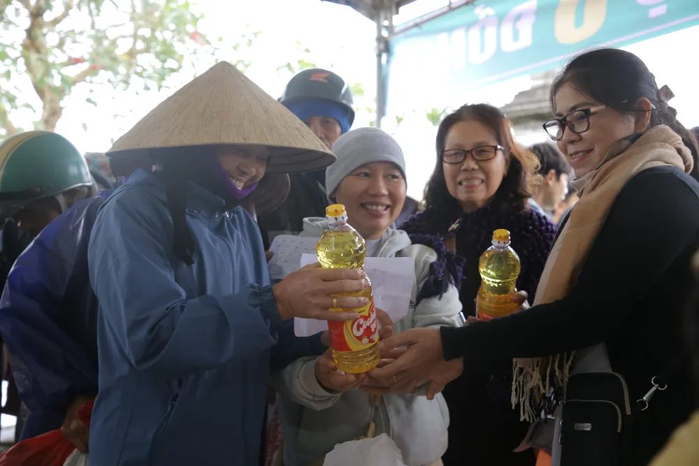 Người mua, người bán luôn nở nụ cười tươi cho nhau ngày đầu năm Người mua, người bán luôn nở nụ cười tươi cho nhau ngày đầu năm