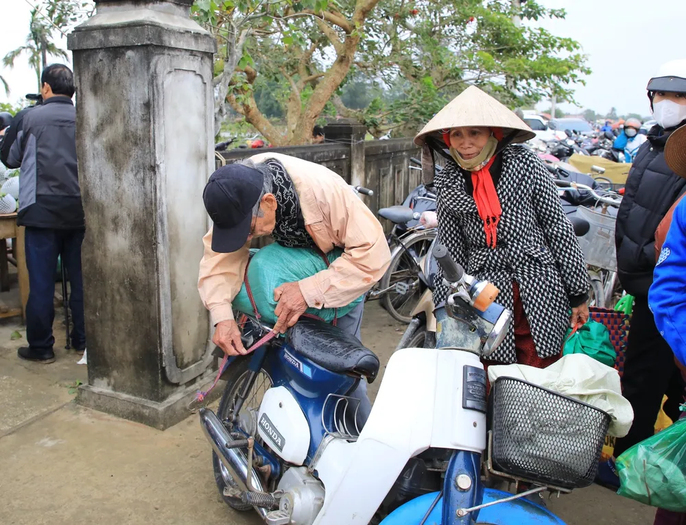Ra về ai cũng tay xách nách mang đầy những món đồ Ra về ai cũng tay xách nách mang đầy những món đồ
