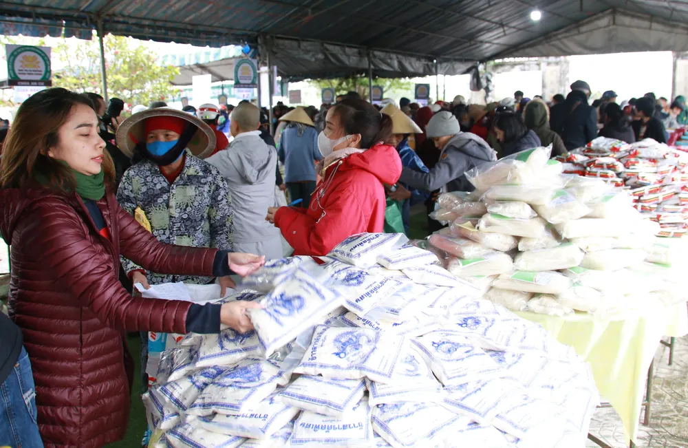 Các gian hàng là các mặt hàng nhu yếu phẩm thiết thực như nếp, đường, sữa, trứng... Và ở gian hàng nào, người cho, người nhận đều nở nụ cười tươi Các gian hàng là các mặt hàng nhu yếu phẩm thiết thực như nếp, đường, sữa, trứng... Và ở gian hàng nào, người cho, người nhận đều nở nụ cười tươi