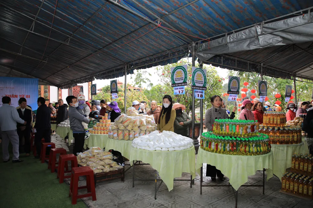 Trước khi diễn ra phiên chợ, Giáo hội Phật giáo Việt Nam huyện Triệu Phong phối hợp với chính quyền địa phương chọn 250 hộ gia đình có hoàn cảnh khó khăn ở xã Triệu Phước để cấp cho mỗi hộ 1 phiếu để đi chợ Trước khi diễn ra phiên chợ, Giáo hội Phật giáo Việt Nam huyện Triệu Phong phối hợp với chính quyền địa phương chọn 250 hộ gia đình có hoàn cảnh khó khăn ở xã Triệu Phước để cấp cho mỗi hộ 1 phiếu để đi chợ