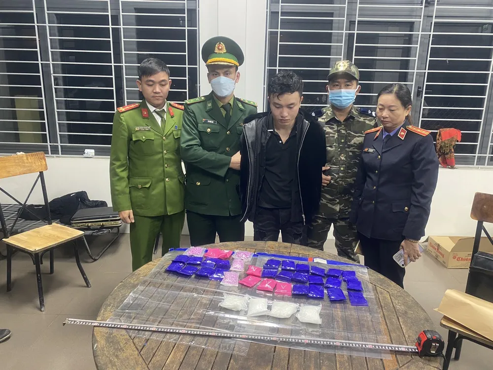 Đối tượng Nguyễn Văn Huyền Đức bị bắt cùng tang vật. Ảnh: PHƯỚC TRUNG