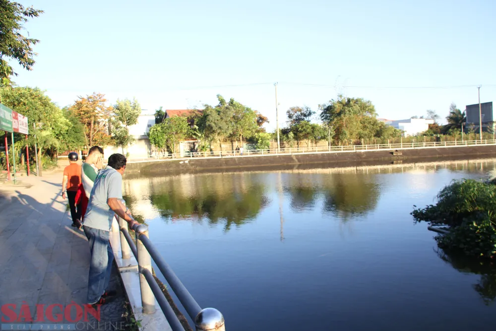 Nhiều người tò mò, tìm đến hồ để xem Nhiều người tò mò, tìm đến hồ để xem