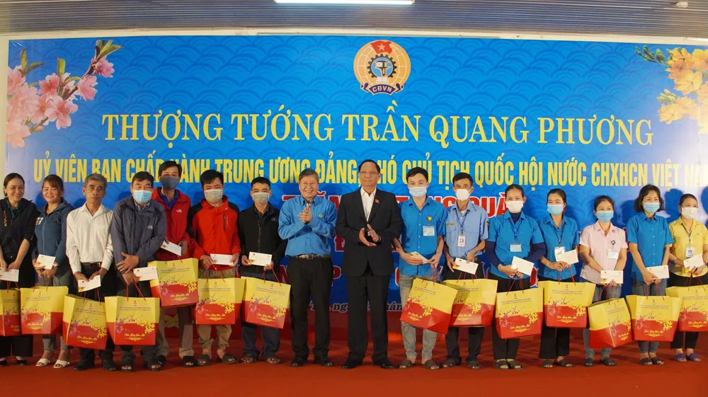 Phó Chủ tịch Quốc hội Trần Quang Phương thăm, tặng quà cho những công nhân có hoàn cảnh khó khăn Phó Chủ tịch Quốc hội Trần Quang Phương thăm, tặng quà cho những công nhân có hoàn cảnh khó khăn