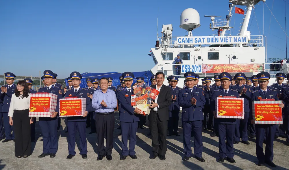 Đoàn đến thăm, chúc tết cán bộ, chiến sĩ Hải đội 202 Đoàn đến thăm, chúc tết cán bộ, chiến sĩ Hải đội 202