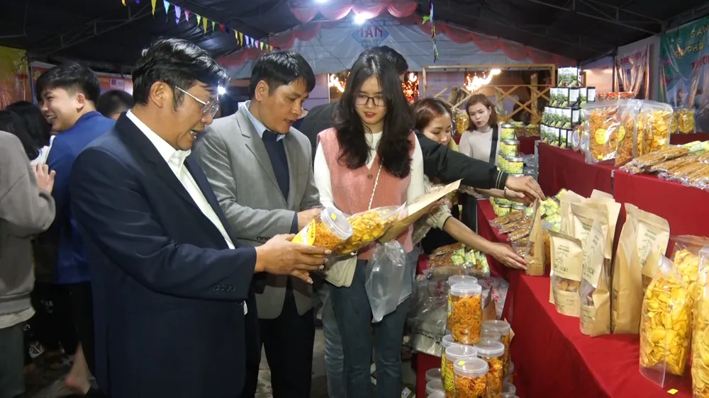 Được tổ chức vào thời điểm cận tết nên các mặt hàng như măng, gạo nếp của người đồng bào, rượu men lá và các sản phẩm OCOP được đông đảo người dân lựa chọn Được tổ chức vào thời điểm cận tết nên các mặt hàng như măng, gạo nếp của người đồng bào, rượu men lá và các sản phẩm OCOP được đông đảo người dân lựa chọn