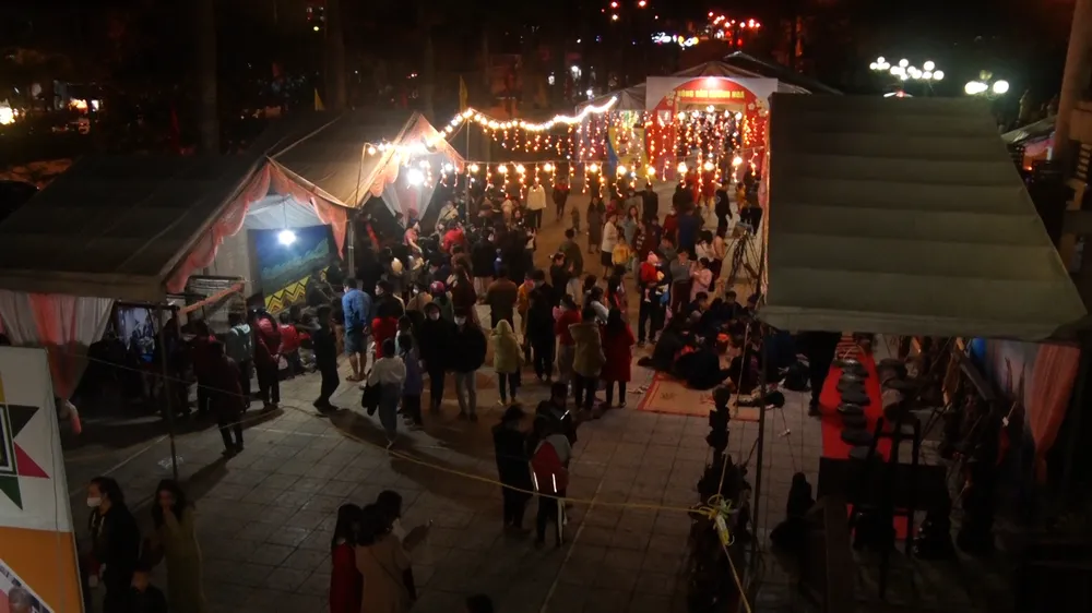 Phiên chợ thu hút đông đảo người dân, du khách trong và ngoài tỉnh tham gia Phiên chợ thu hút đông đảo người dân, du khách trong và ngoài tỉnh tham gia