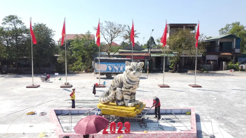 Các công nhân đang hoàn thiện trang trí xung quanh bức tượng để phục vụ du khách. Ảnh: NGUYỄN HOÀNG Các công nhân đang hoàn thiện trang trí xung quanh bức tượng để phục vụ du khách. Ảnh: NGUYỄN HOÀNG