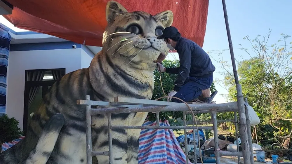 Tượng linh vật mèo được anh Tâm hoàn thiện trong vòng 10 ngày. Ảnh: NGUYỄN HOÀNG Tượng linh vật mèo được anh Tâm hoàn thiện trong vòng 10 ngày. Ảnh: NGUYỄN HOÀNG