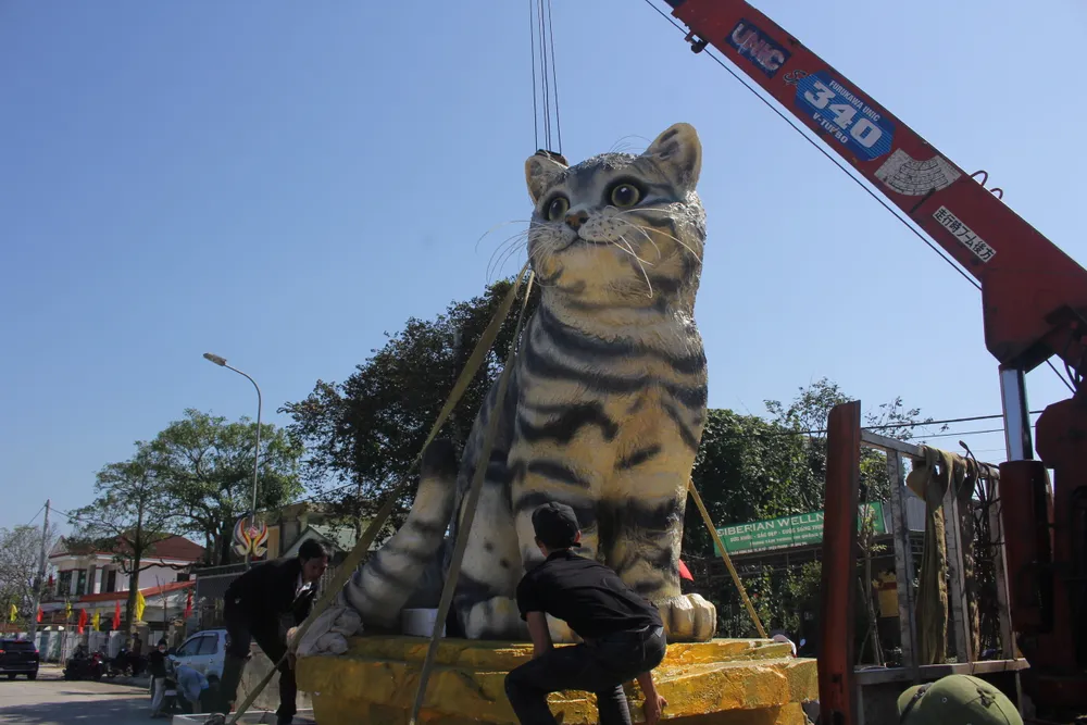 Di chuyển tượng mèo đến quảng trường. Ảnh: NGUYỄN HOÀNG Di chuyển tượng mèo đến quảng trường. Ảnh: NGUYỄN HOÀNG