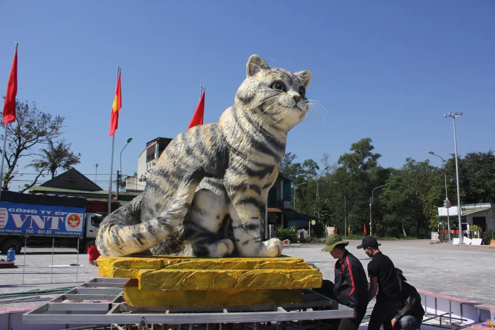 Tượng linh vật mèo được đặt tại trung tại Quảng trường Trung tâm huyện Triệu Phong. Ảnh: NGUYỄN HOÀNG Tượng linh vật mèo được đặt tại trung tại Quảng trường Trung tâm huyện Triệu Phong. Ảnh: NGUYỄN HOÀNG