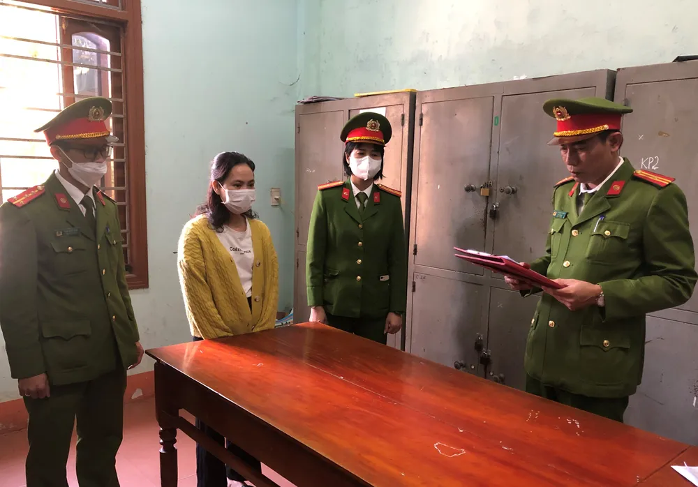 Công an tỉnh Quảng Trị thực hiện lệnh bắt tạm giam đối tượng. Ảnh: TRẦN KHÔI Công an tỉnh Quảng Trị thực hiện lệnh bắt tạm giam đối tượng. Ảnh: TRẦN KHÔI