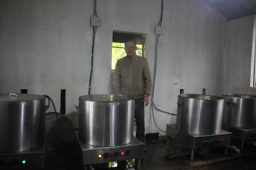 Các hộ dân đầu tư hệ thống nồi nấu bằng điện thay vì nấu bằng bếp củi truyền thống Các hộ dân đầu tư hệ thống nồi nấu bằng điện thay vì nấu bằng bếp củi truyền thống