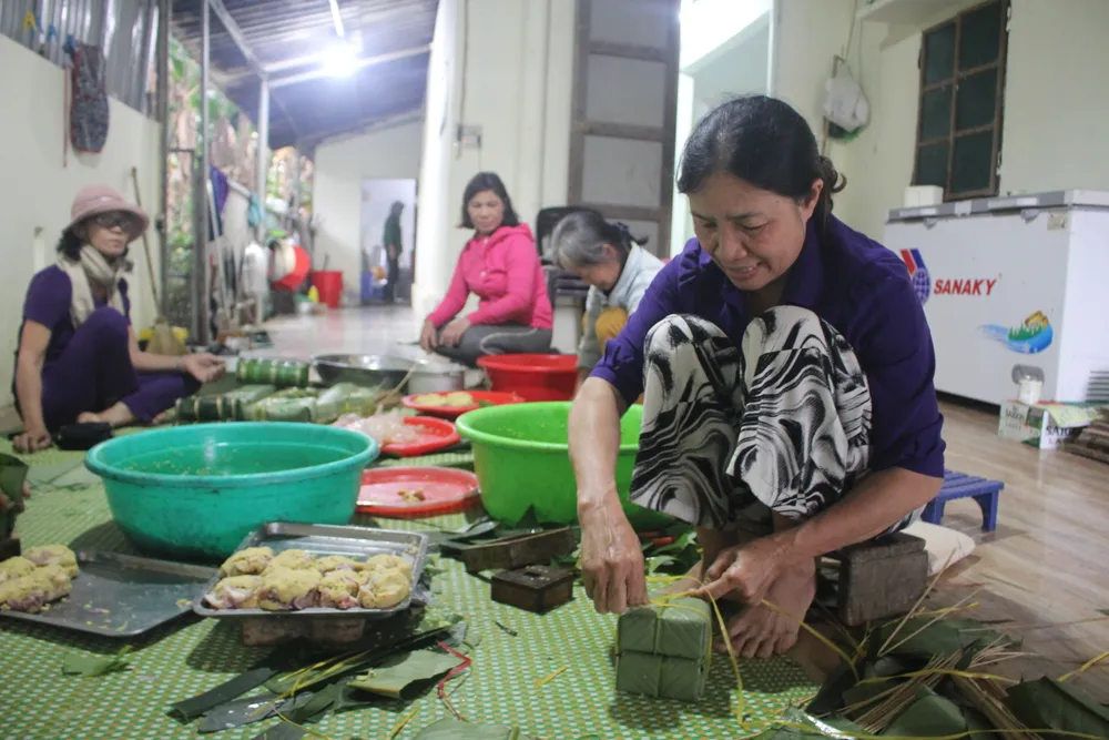 Cứ mỗi dịp cận Tết Nguyên đán, làng Đại An Khê lại tất bật vào vụ gói bánh chưng, bánh tét Cứ mỗi dịp cận Tết Nguyên đán, làng Đại An Khê lại tất bật vào vụ gói bánh chưng, bánh tét