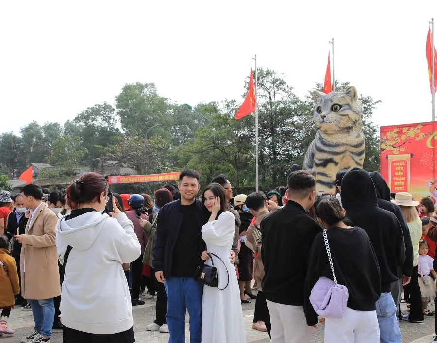 Tượng linh vật mèo ở huyện Triệu Phong (tỉnh Quảng Trị) đã thu hút hàng vạn lượt người đến xem, chụp hình Tượng linh vật mèo ở huyện Triệu Phong (tỉnh Quảng Trị) đã thu hút hàng vạn lượt người đến xem, chụp hình