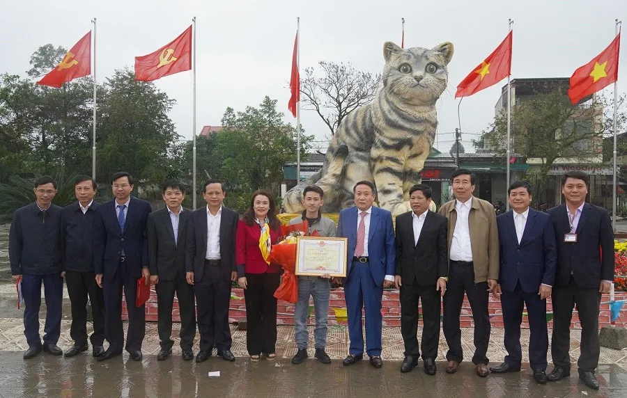 Lãnh đạo UBND tỉnh Quảng Trị tặng bằng khen cho anh Đinh Văn Tâm Lãnh đạo UBND tỉnh Quảng Trị tặng bằng khen cho anh Đinh Văn Tâm