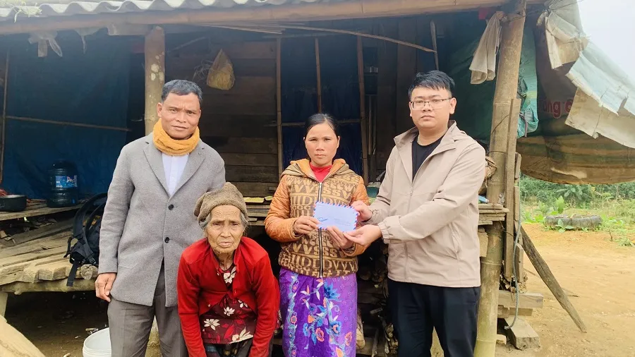 Trao tiền hỗ trợ cho gia đình chị Hồ Thị Khế