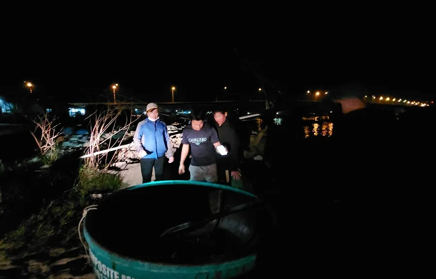 Các ngư dân được đưa vào bờ an toàn Các ngư dân được đưa vào bờ an toàn