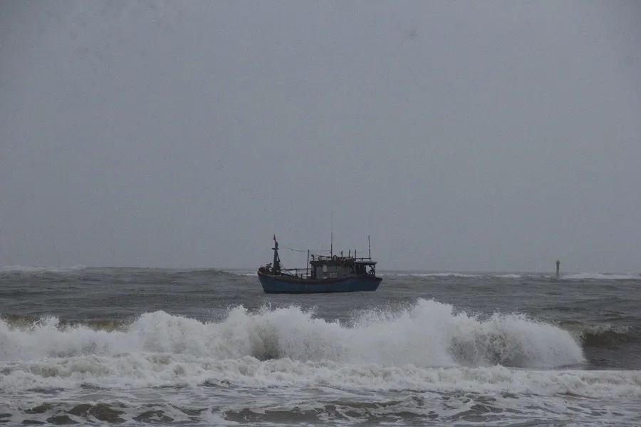 Tàu cá ngư dân ứng cứu thuyền cá gặp nạn trên biển Tàu cá ngư dân ứng cứu thuyền cá gặp nạn trên biển