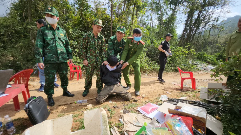 Đối tượng bị lực lượng chức năng bắt giữ. Ảnh: MẠNH HÙNG