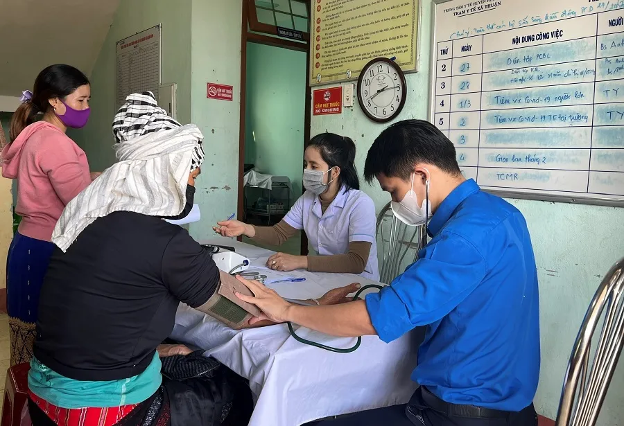 Khám, tư vấn và phát thuốc miễn phí cho người dân