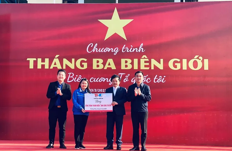 Nhiều phần quà, công trình ý nghĩa trao tặng người dân vùng biên giới tỉnh Quảng Trị